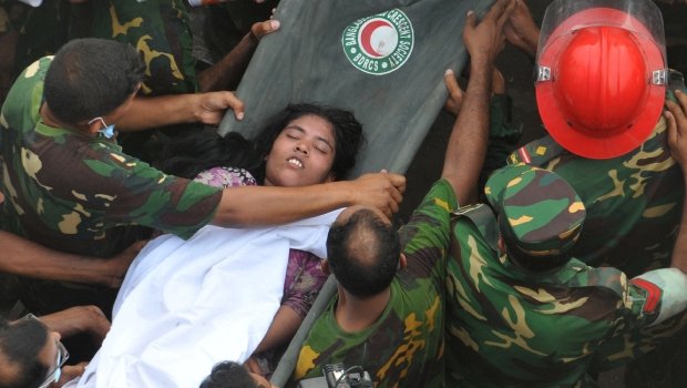  Bangladesh: Femeie, găsită în viaţă după 16 zile sub dărâmături