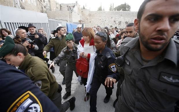  Pentru prima dată, femeile s-au putut ruga la Zidului Plângerii din Ierusalim, la fel ca bărbaţii