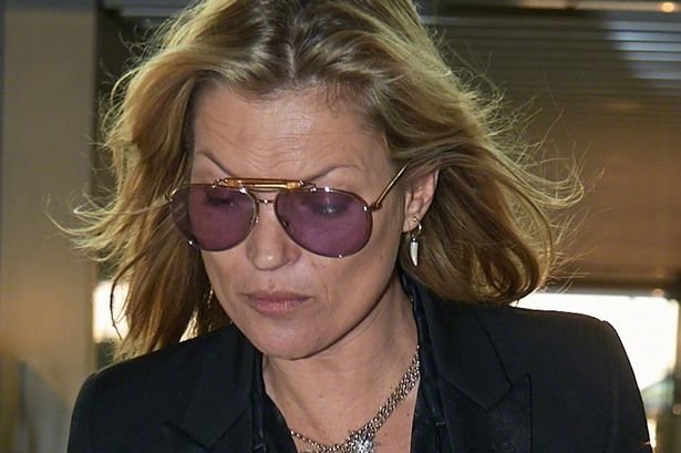  Kate Moss a fost preluată de poliţie la coborârea dintr-un avion