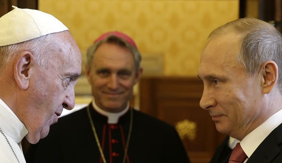  Vladimir Putin s-a întâlnit cu Papa Francisc. A întârziat o oră