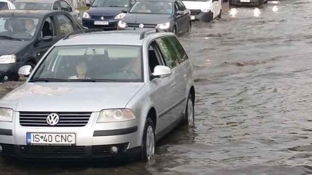  VIDEO FOTO Ploaia de ieri a paralizat traficul din oraş. În unele locuri şoferi erau „vâslaşi”