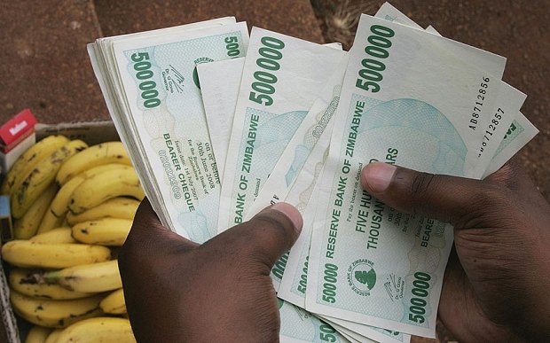  Vedeţi cum se descurcă oamenii în Zimbabwe cu miliardele lor de dolari