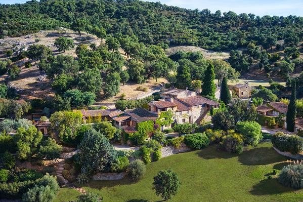  Johnny Depp scoate la vânzare un sat francez pe care l-a transformat complet