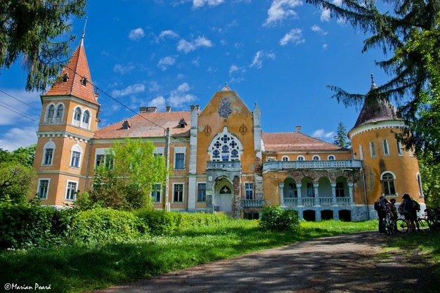  Castelul-Calendar: 365 de ferestre, 52 de camere şi 7 terase. Construcţia unică se află în România