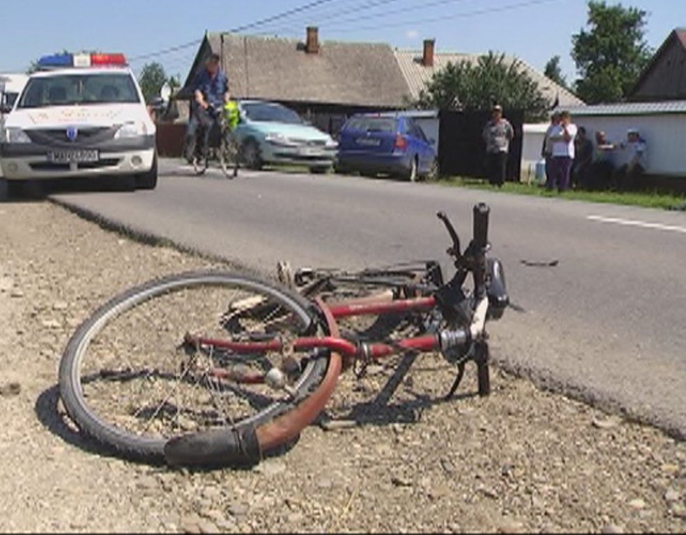  Un biciclist mort şi altul rănit într-un accident produs de două şoferiţe