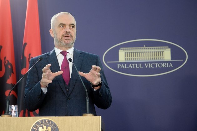  Premierul Albaniei: Cu atâtea arestări pentru corupţie, românii tot mai iau mită?
