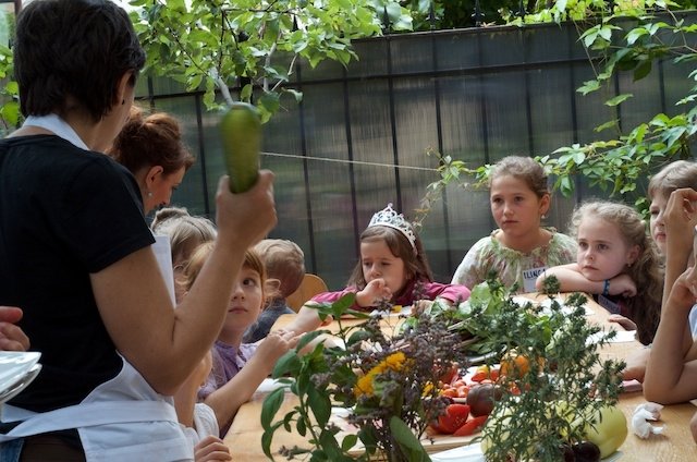  Copiii pot învăţa să gătească în cadrul unor ateliere gastronomice la Pietrărie