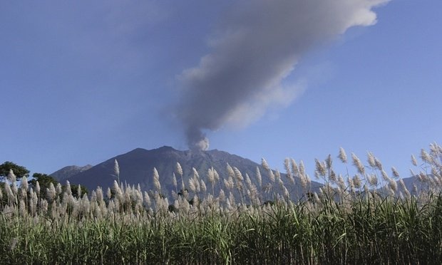  Eruptie vulcanica in Indonezia: Cinci aeroporturi au fost inchise, mii de turisti asteapta reluarea zborurilor