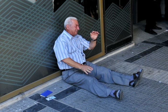  Morţii din Grecia riscă să rămână neîngropaţi. Oamenii nu au bani de înmormântări