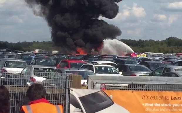  VIDEO: Cel puţin patru morţi după ce un avion de dimensiuni medii s-a prăbuşit peste un târg de maşini