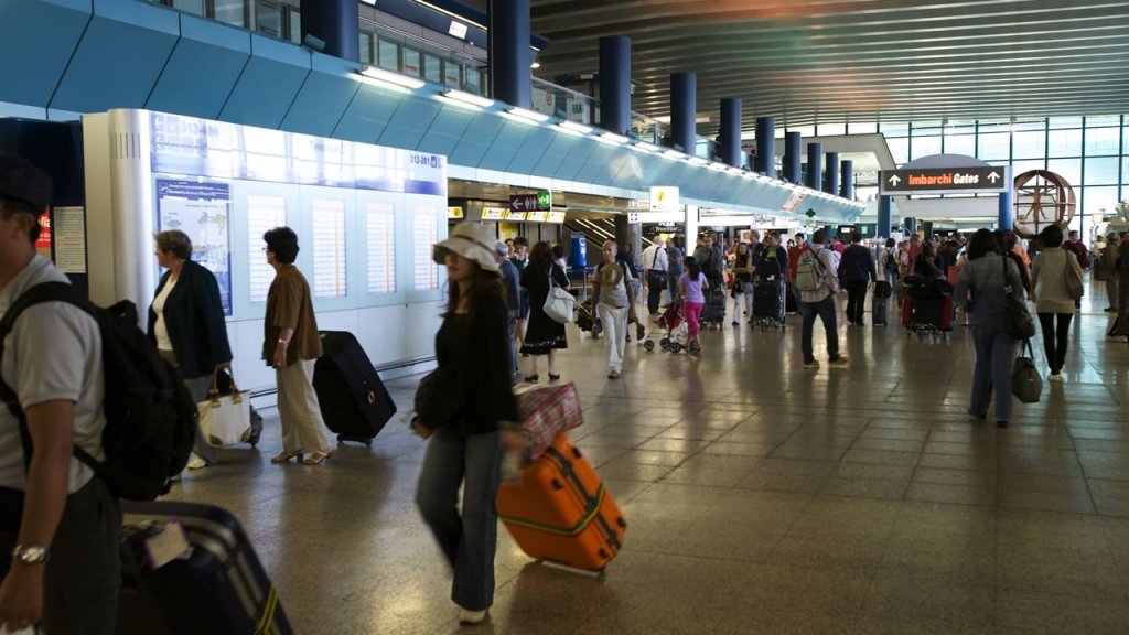  Scandal pe Aeroportul Fiumicino din Roma: Poliţia a intervenit pentru a calma pasageri furioşi