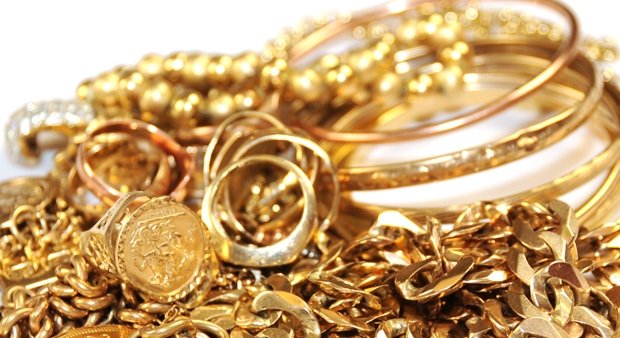  Patru români umblau prin Franţa şi Elveţia să vândă bijuterii false. Au fost arestaţi
