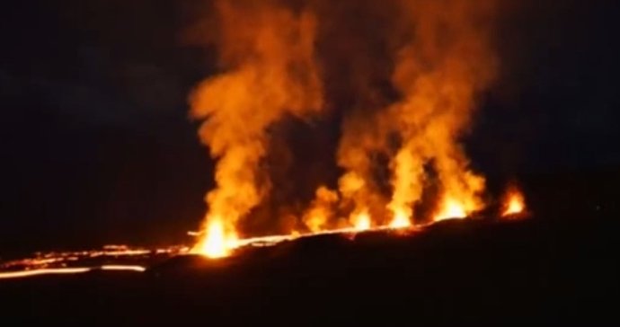  VIDEO Imagini spectaculoase cu eruptia vulcanului Piton, unul dintre cei mai activi de pe Terra