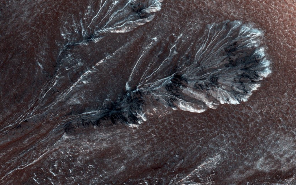  IMAGINEA SĂPTĂMÂNII: Ravene înghețate pe Câmpiile de Nord de pe Marte