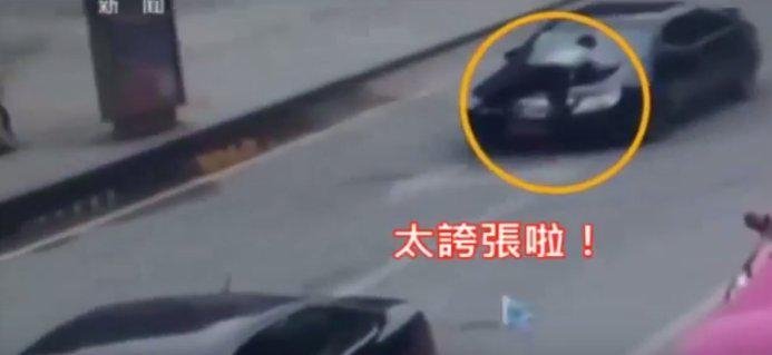  VIDEO Greseala dupa greseala la volan pe strazile din China