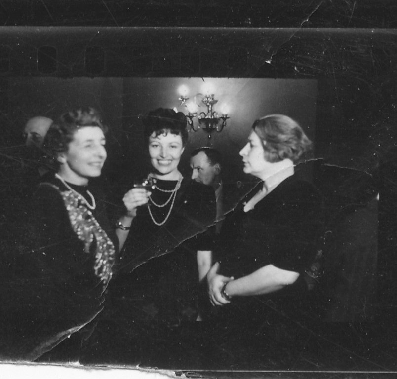 O fotografie istorica: Lena Constante, Elena Patrascanu, Ana Pauker (in background, Lucretiu Patrascanu)