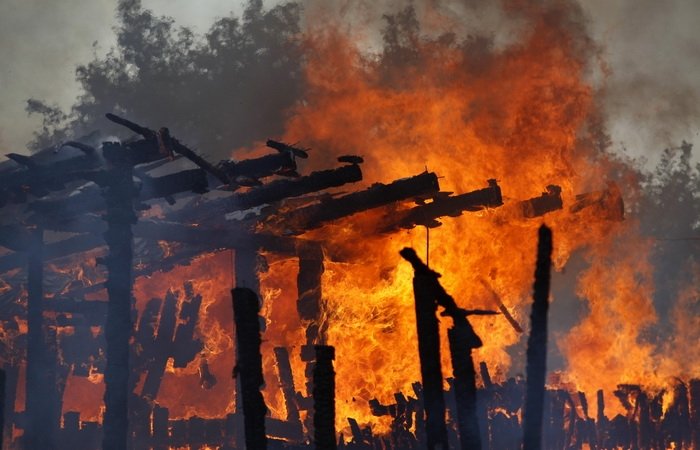  UPDATE Incendiu masiv în comuna în care un tânăr a fost torturat şi ucis
