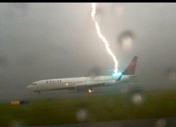  VIDEO Un avion cu pasageri a fost lovit de fulger in timpul unei furtuni. Un amator a surprins imagini spectaculoase