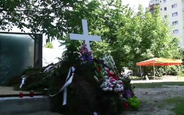  Un preot şi-a înmormântat soţia sub geamurile locatarilor. Scandal la Cluj
