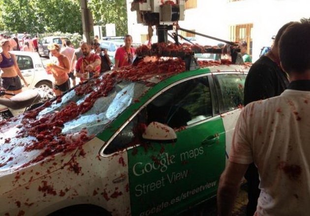 VIDEO: Masina Google Street View vandalizata in timpul unei batai cu rosii