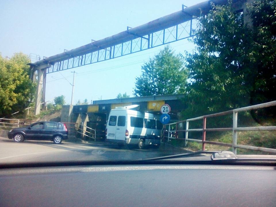  FOTO: Microbuz blocat sub pod în Galata. Se pare că avea mai mult de 2 metri