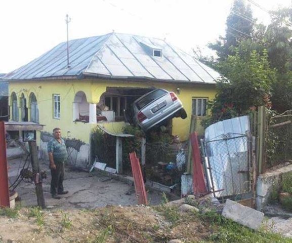  ACCIDENT SPECTACULOS: A intrat cu maşina furată într-o casă
