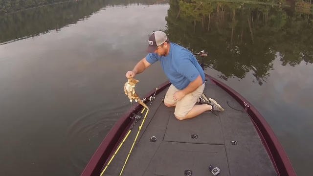  VIDEO: Au ieşit la pescuit şi au cules altceva din apă