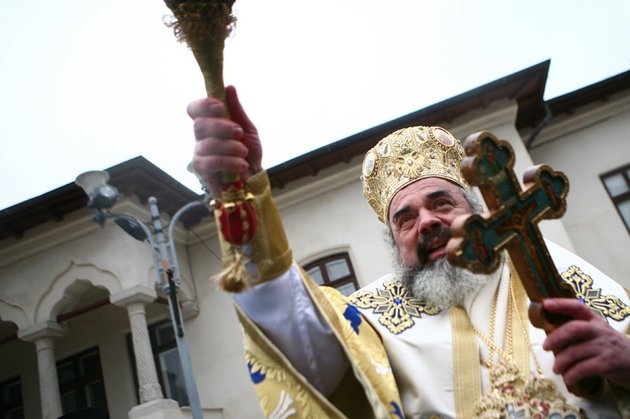  Salariu „până la cer” pentru Patriarhul Daniel. Mitropoliţii, plătiţi cât un ministru