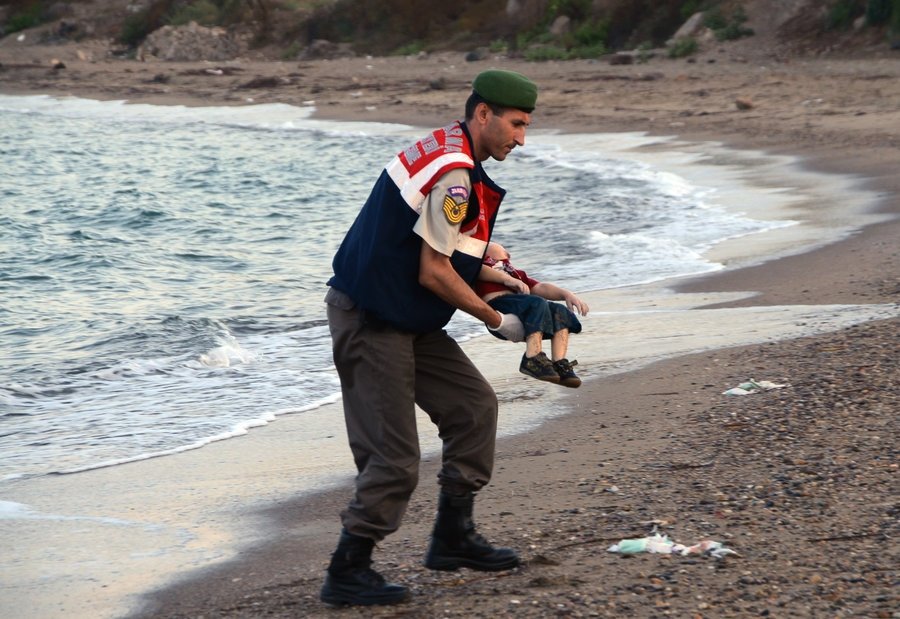  Ipoteză şocantă. Fotografia copilului sirian înecat ar fi fost trucată