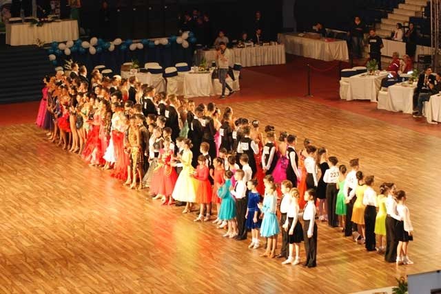  Zece copii din Iaşi au adus acasă de la Stuttgart patru medalii la dans sportiv