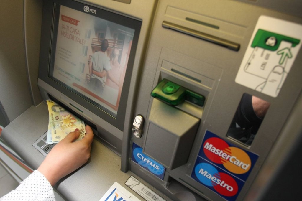  Românii, expuşi unei noi metode de fraudă la bancomate