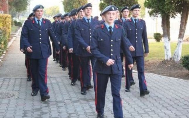  Mii de tineri din Romania viseaza acum la o cariera militara. Salariul pe care se angajeaza direct dupa terminarea studiilor
