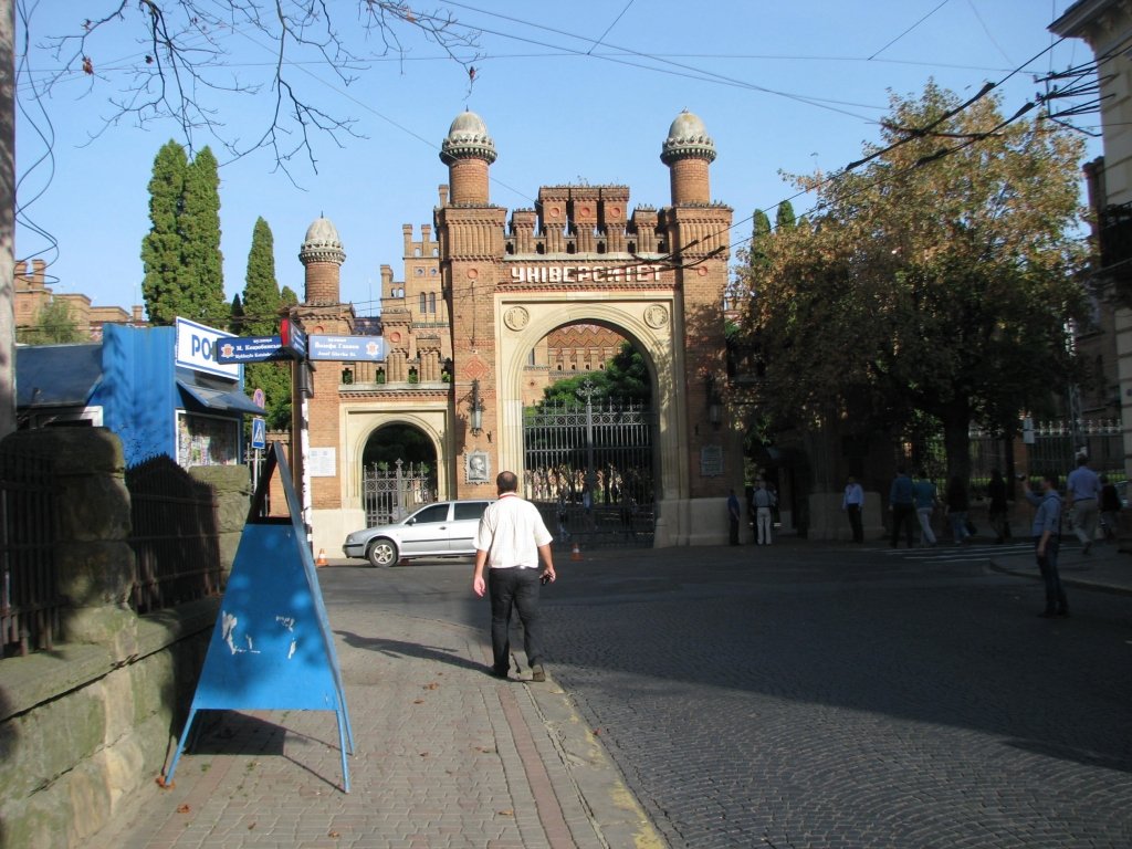  162812_1004_galerie_intrarea-in-Universitatea-Cernauti