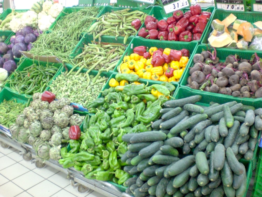  Magazinele, obligate să vândă 51% carne, legume şi fructe din producţie românească