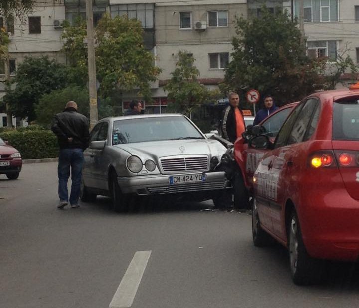  FOTO: Accident în care au fost implicate trei maşini la Piaţa Dacia
