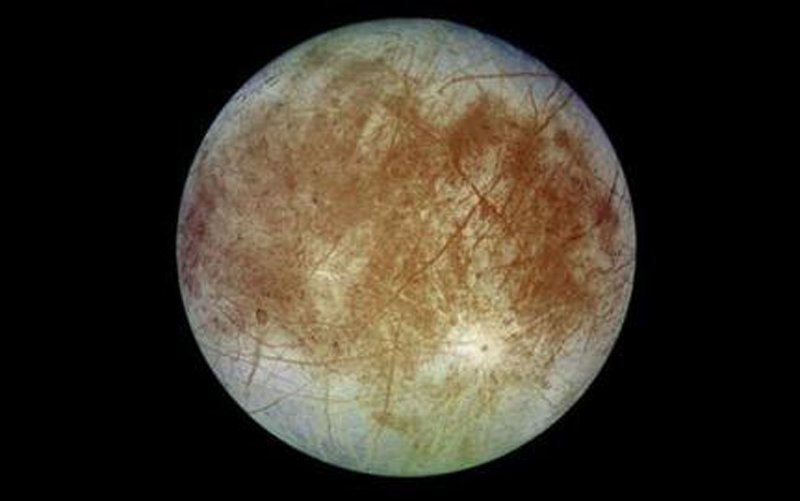  O nouă teorie încearcă să explice „haosul” de pe Europa, una dintre lunile lui Jupiter