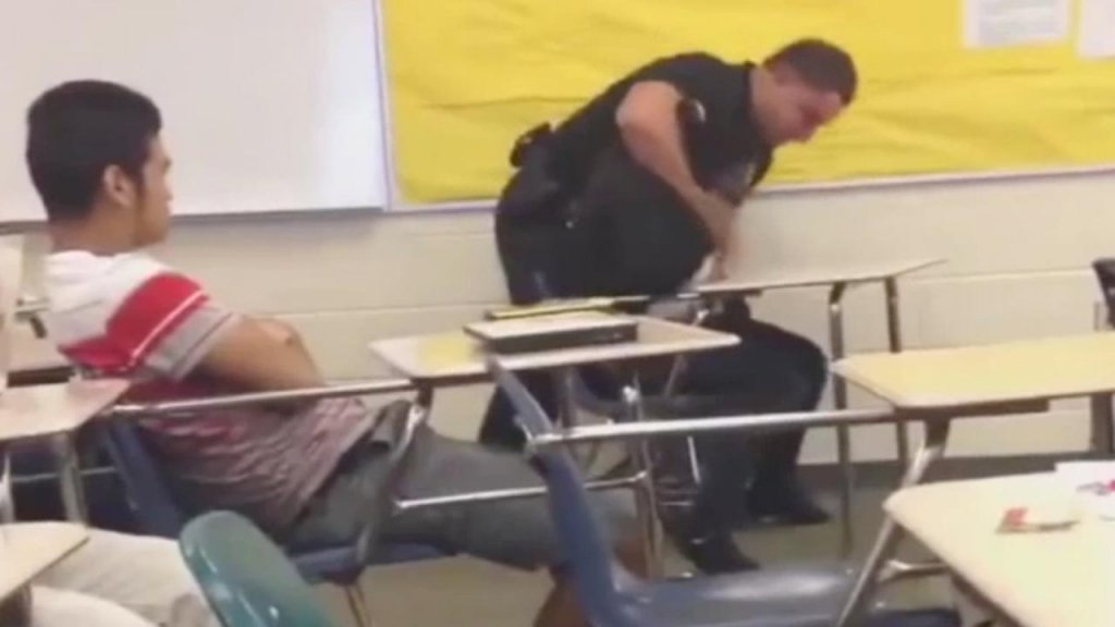  VIDEO Un nou scandal in SUA: O eleva a fost tarata pe jos in fata colegilor de un om al legii