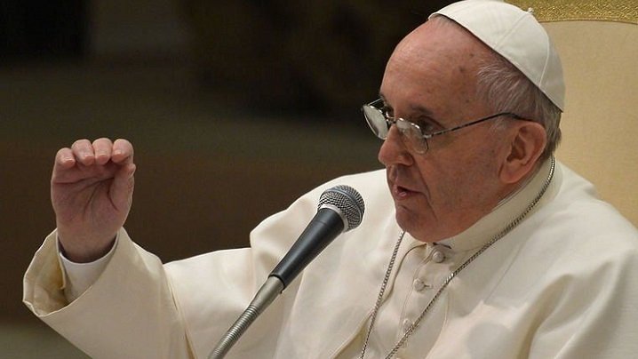  Papa Francisc le-a transmis romilor să respecte legea şi să-şi trimită copiii la şcoală