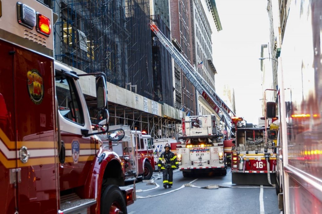  VIDEO Cel puţin un mort după prăbuşirea unui imobil de opt etaje în New York