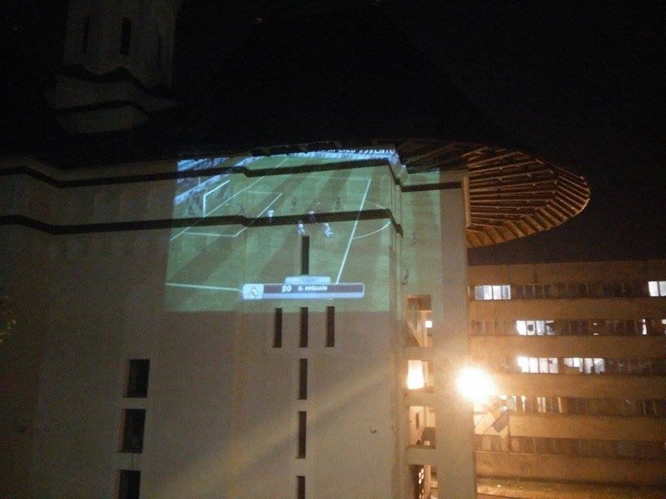  Meci FIFA pe zidurile bisericii din Tudor Vladimirescu. Poza a devenit virală