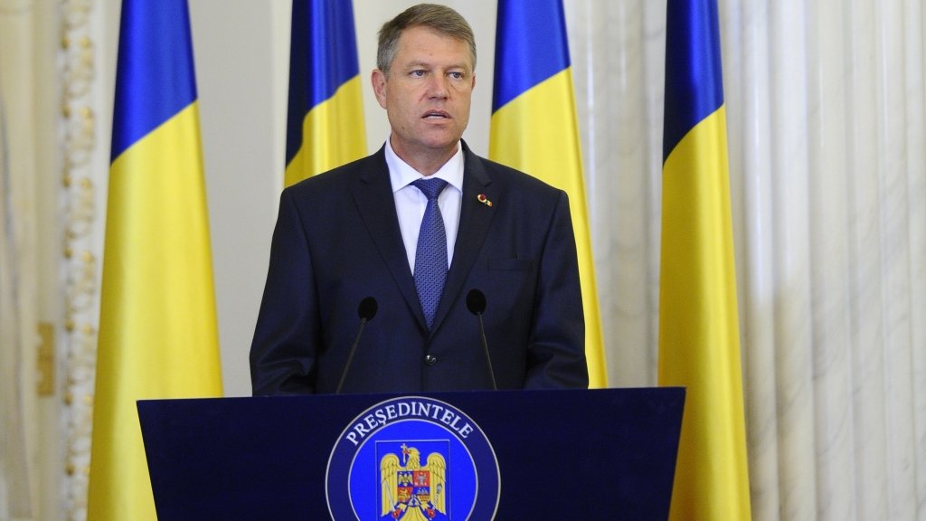  Klaus Iohannis urmează să numească un premier interimar după demisia Guvernului