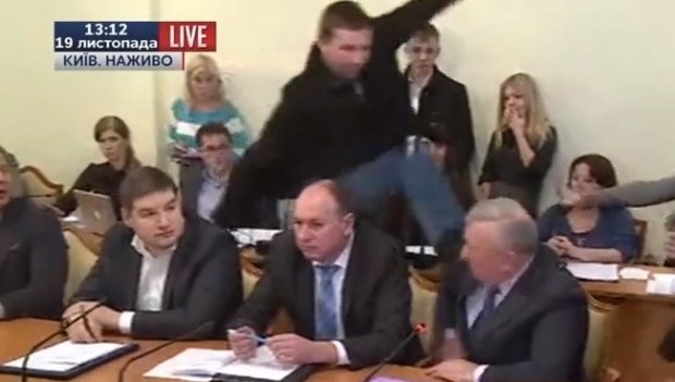  VIDEO Un parlamentar a lovit un alt bărbat cu piciorul în cap în timpul unei audieri