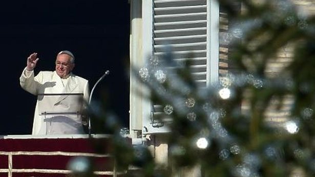  Papa: Crăciunul se apropie. Vor fi luminiţe. Totul este o şaradă. Dumnezeu plânge