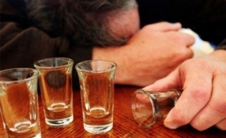  Dependenţa de alcool în România, ignorată de autorităţi, tratată gratuit din fonduri UE