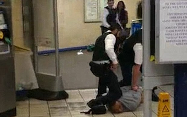  IMAGINI cu impact emoţional: Atac la metroul din Londra cu un cuţit