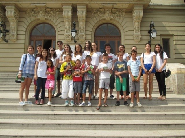  Elevi din Iaşi au câştigat premiul Euroscola pentru un proiect cu copiii din halta CUG