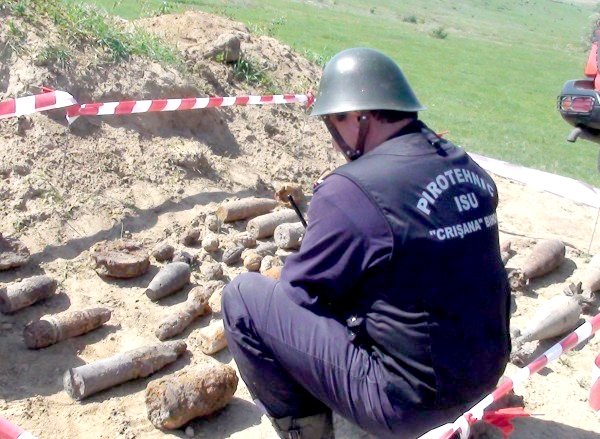 Sute de proiectile, bombe, focoase şi cartuşe descoperite în pământ la Valea Adâncă