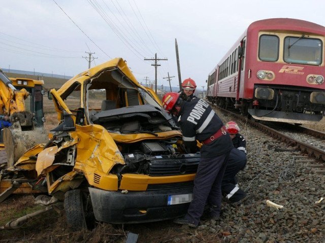  Patru persoane au murit si una a fost ranita grav dupa ce un taximetru a fost lovit de tren