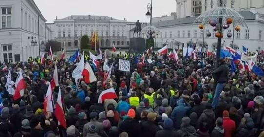  VIDEO Zeci de mii de polonezi au manifestat la Varsovia pentru „apararea democratiei”