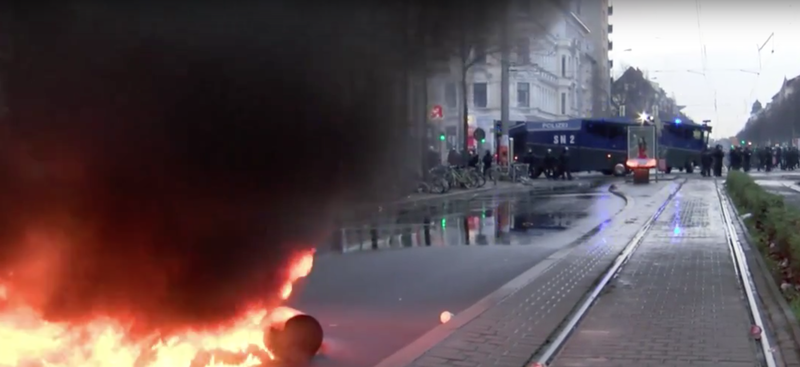  VIDEO Lupte de strada in Leipzig, 69 de politisti au fost raniti, 50 de masini de politie au fost avariate